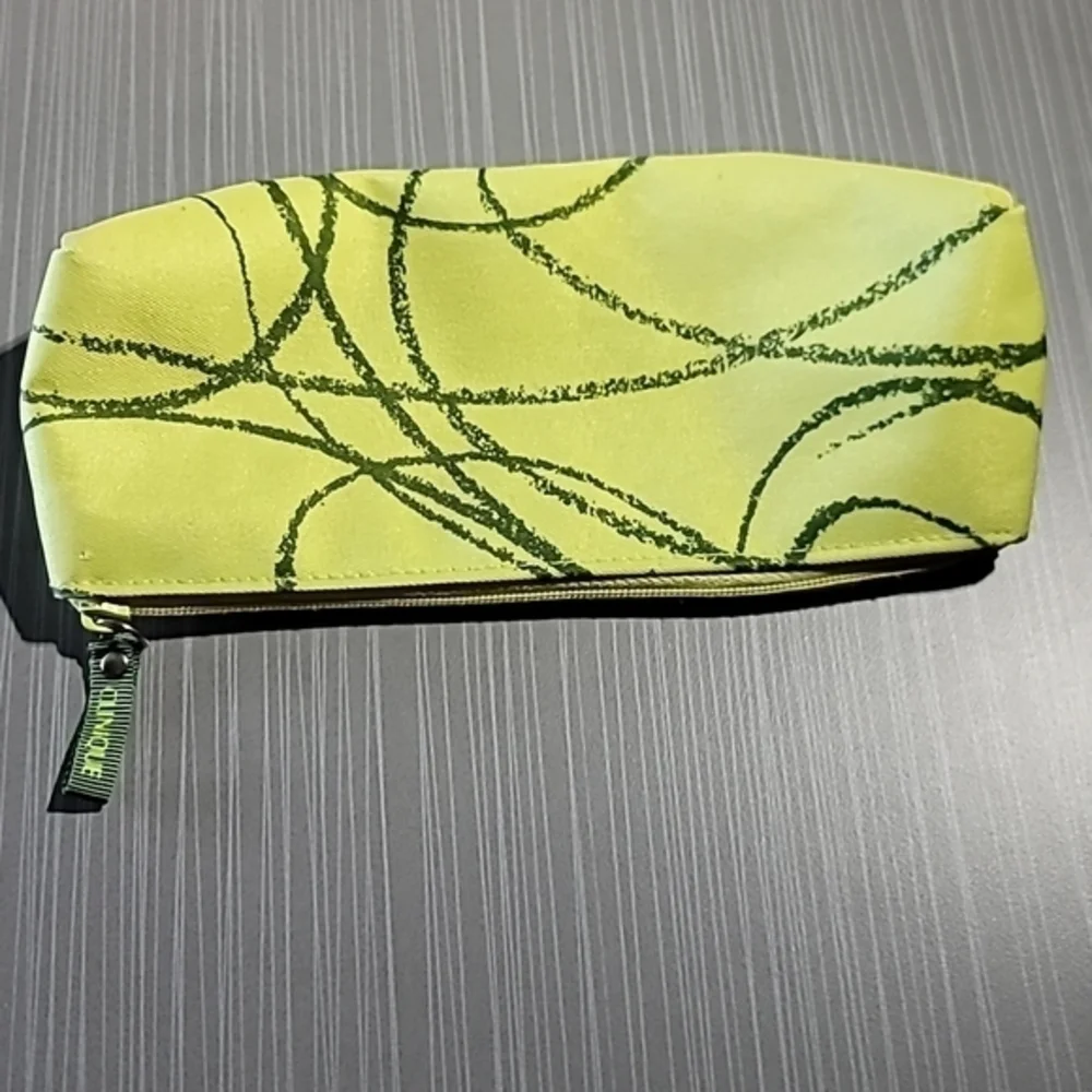4 Cosmetic‎ Cases/Bags: 1 Estee Lauder (Fuchsia), 3 Clinique(s) Good+ Condition